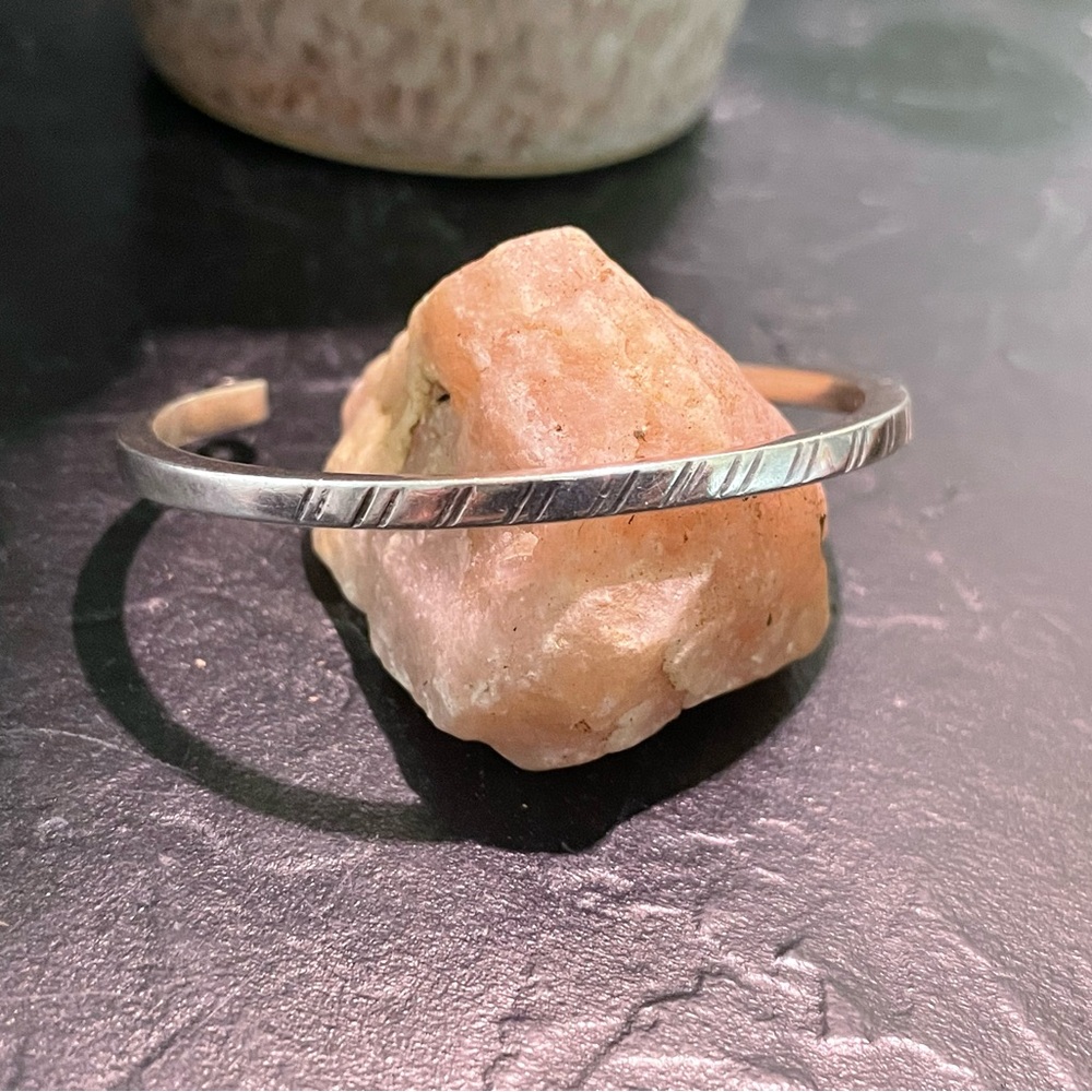 Lovely sleek Taxco sterling silver cuff bracelet. - Picture 2 of 6